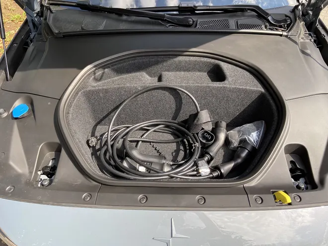 Geöffneter vorderer Kofferraum (Frunk) eines Polestar 2 mit verstauten Ladekabeln