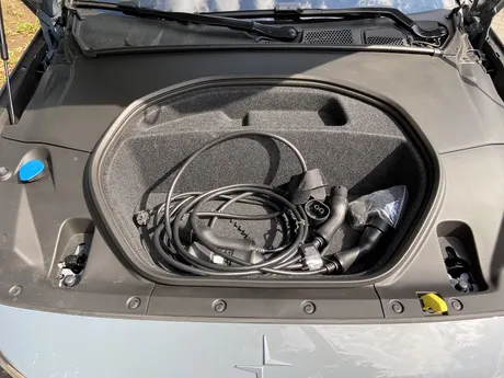 Geöffneter vorderer Kofferraum (Frunk) eines Polestar 2 mit verstauten Ladekabeln