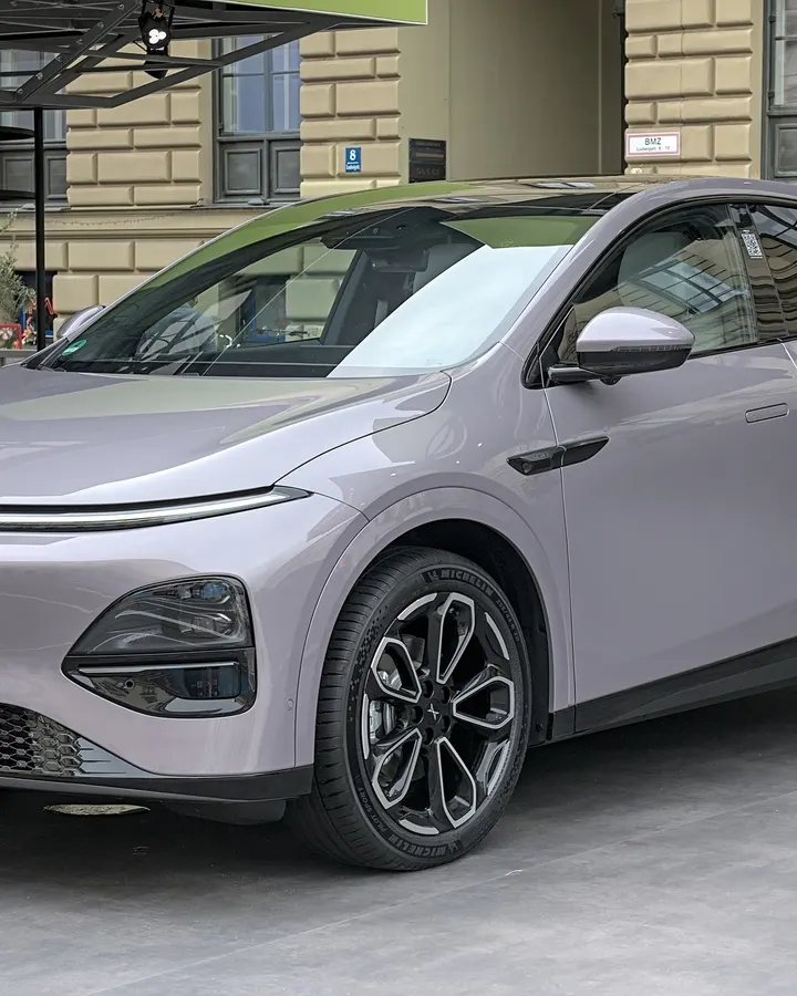 XPeng G6 (Facelift 2025) in Hell-Lila auf der IAA Mobility 2025 in München, schräge Frontansicht