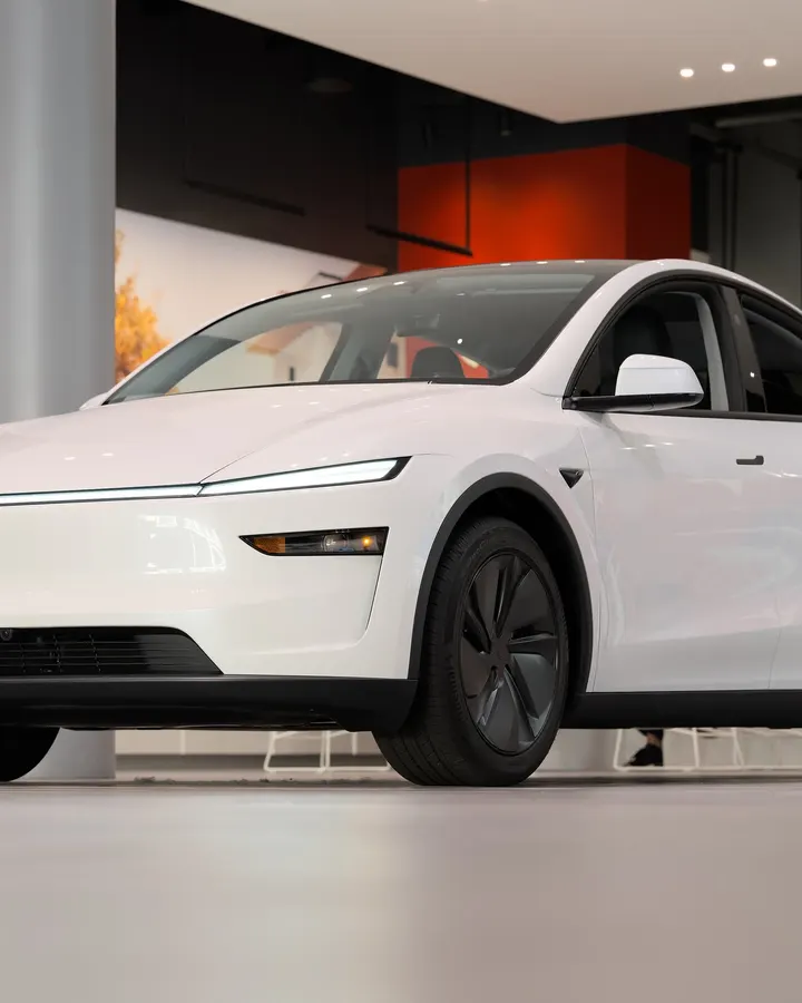 Tesla Model Y „Juniper“ in Weiß im Showroom