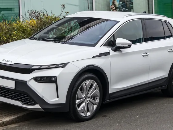Škoda Elroq 85 in Weiß, schräge Frontansicht