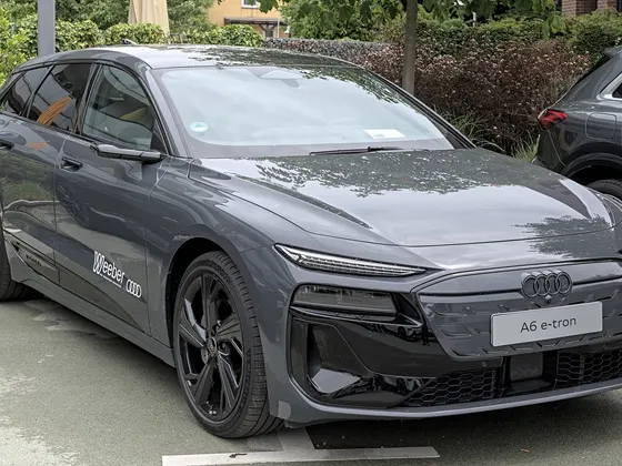 Audi A6 Avant e-tron in Grau, schräge Frontansicht