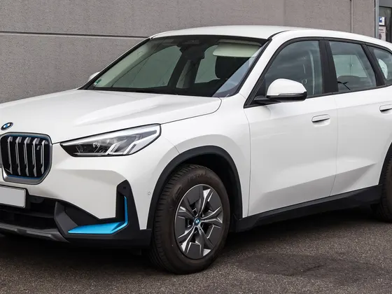 BMW iX1 in Weiß, schräge Frontansicht