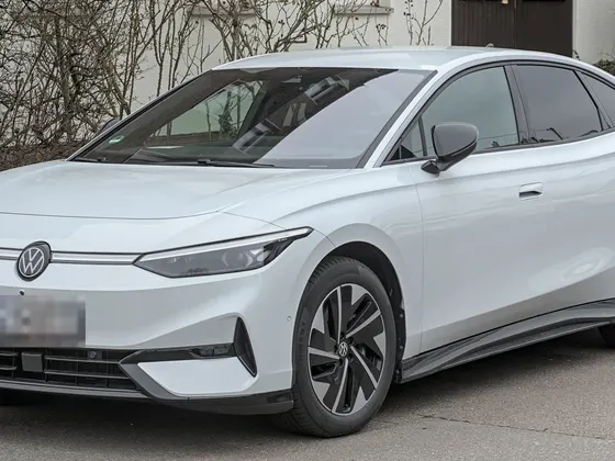 VW ID.7 in Weiß, schräge Frontansicht