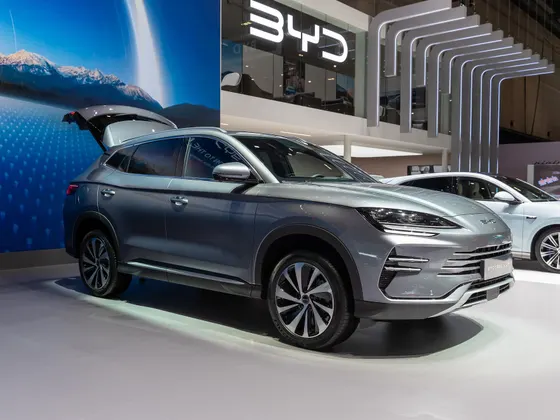 BYD Seal U DM-i in Grau mit geöffneter Heckklappe, schräge Frontansicht