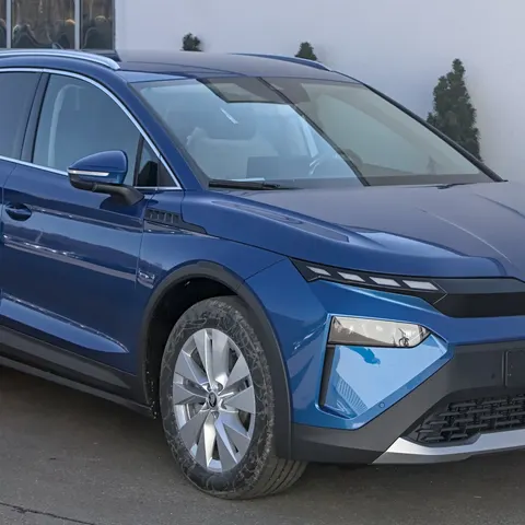 Škoda Elroq in Blau, schräge Frontansicht